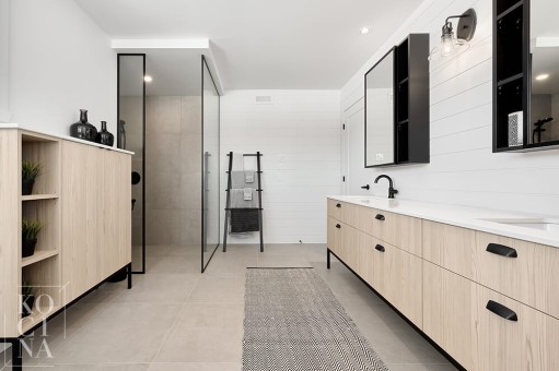 salle de bain moderne bois et blanche