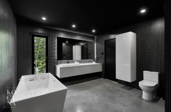 salle de bain clé en main noir et blanc